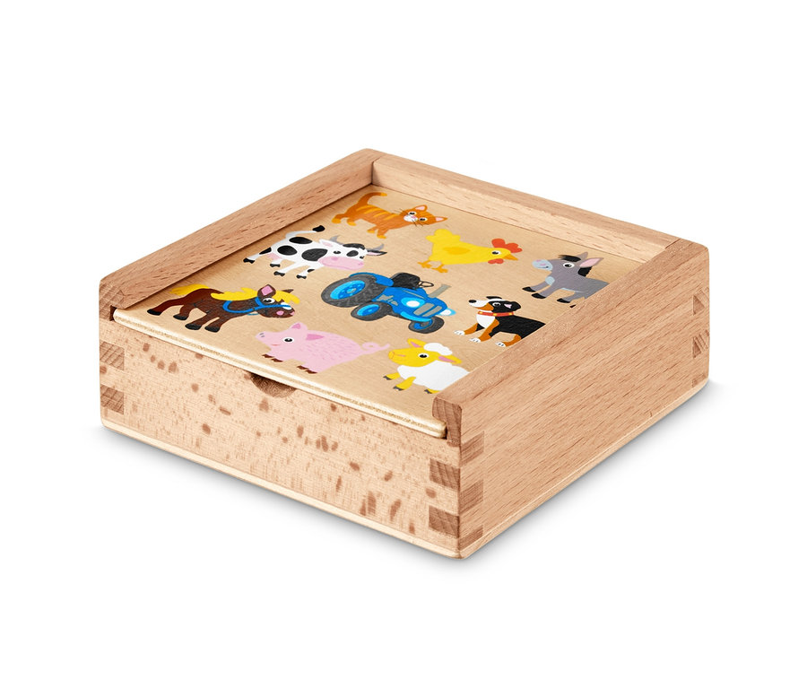 Offene Holzkiste mit Tierbildern auf Kärtchen für ein Holz-Memory.