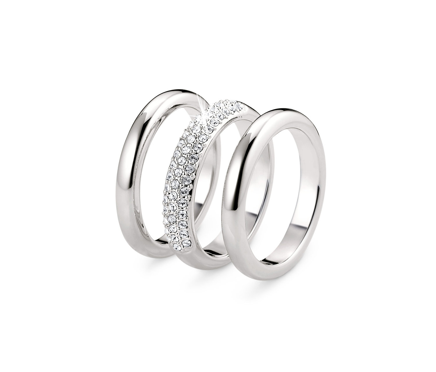 Ein Ring-Set verziert mit Swarovski® Kristallen liegt auf einem weißen Hintergrund.