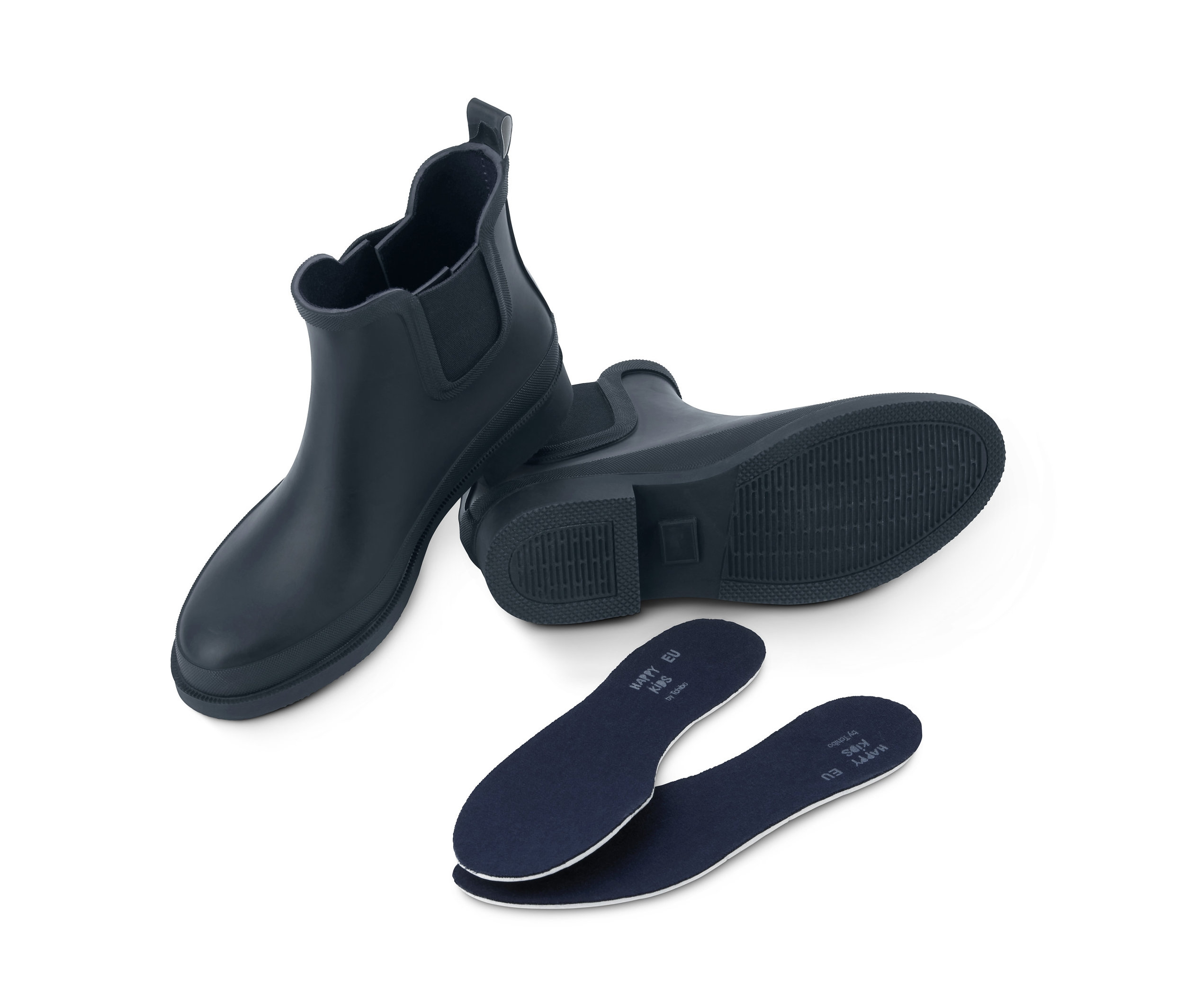 Zwei Gummistiefeletten und zwei Einlegesohlen auf einem weißen Hintergrund.