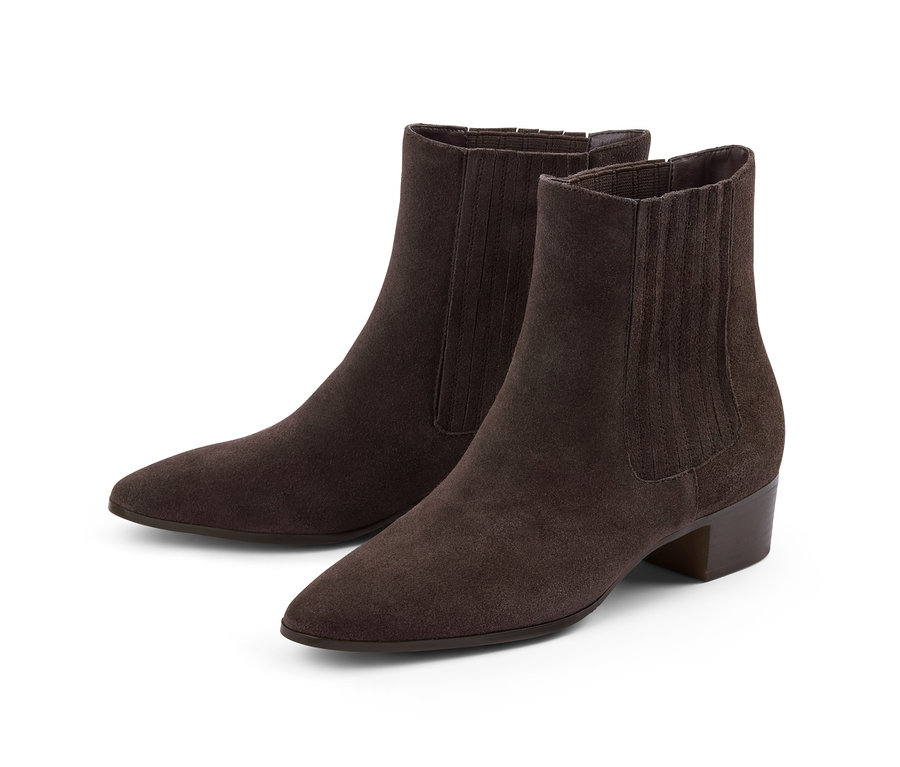 Zwei braune Stiefeletten aus chromfrei gegerbtem Veloursleder auf weissem Hintergrund.