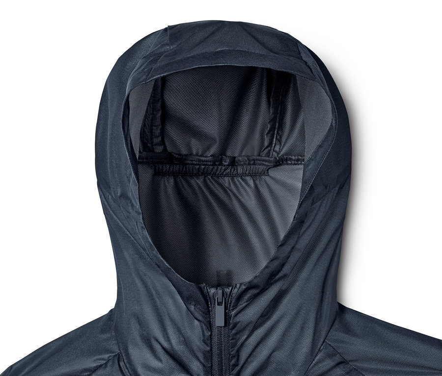 Detailansicht einer Windprotectionjacke mit Kapuze und Reißverschluss.