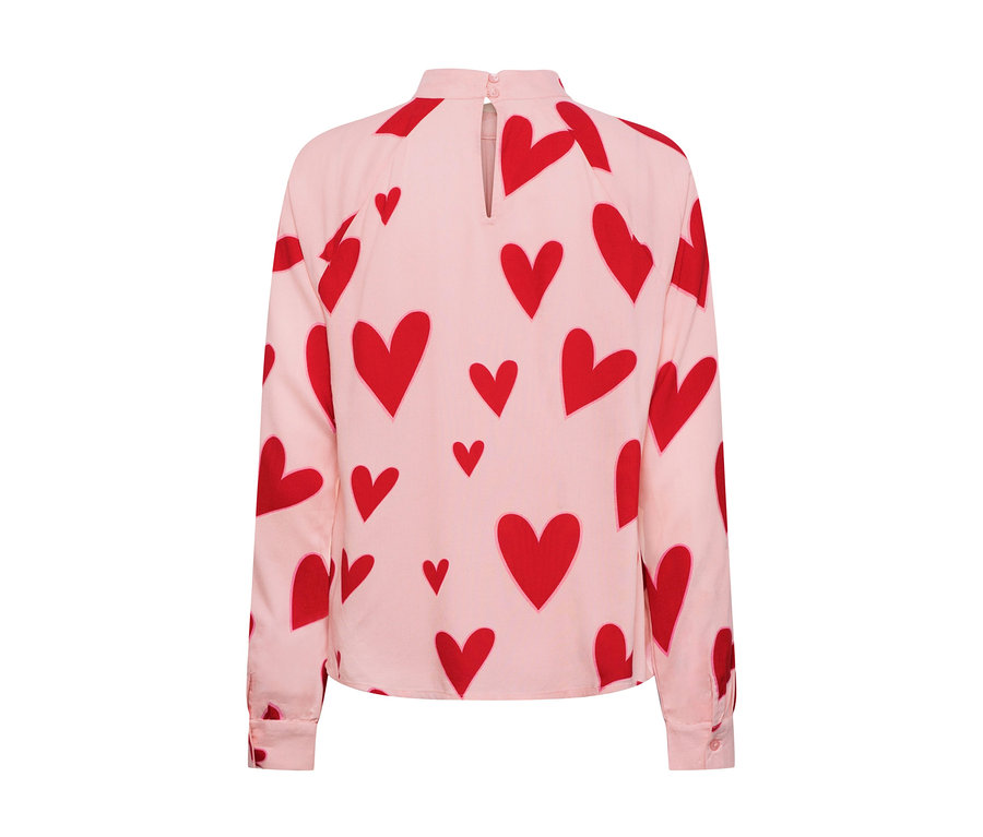 Rosa Bluse mit roten Herzen.