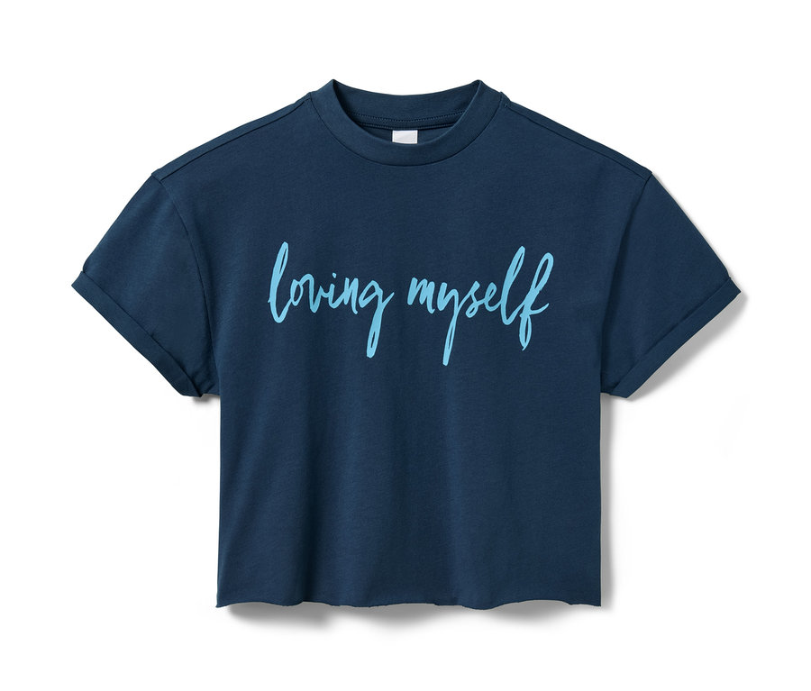Dunkelblaues T-Shirt mit dem Aufdruck "loving myself".