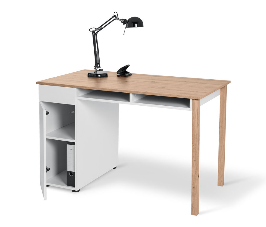 Schreibtisch mit Holzplatte, schwarzer Lampe und schwarzem Locher.