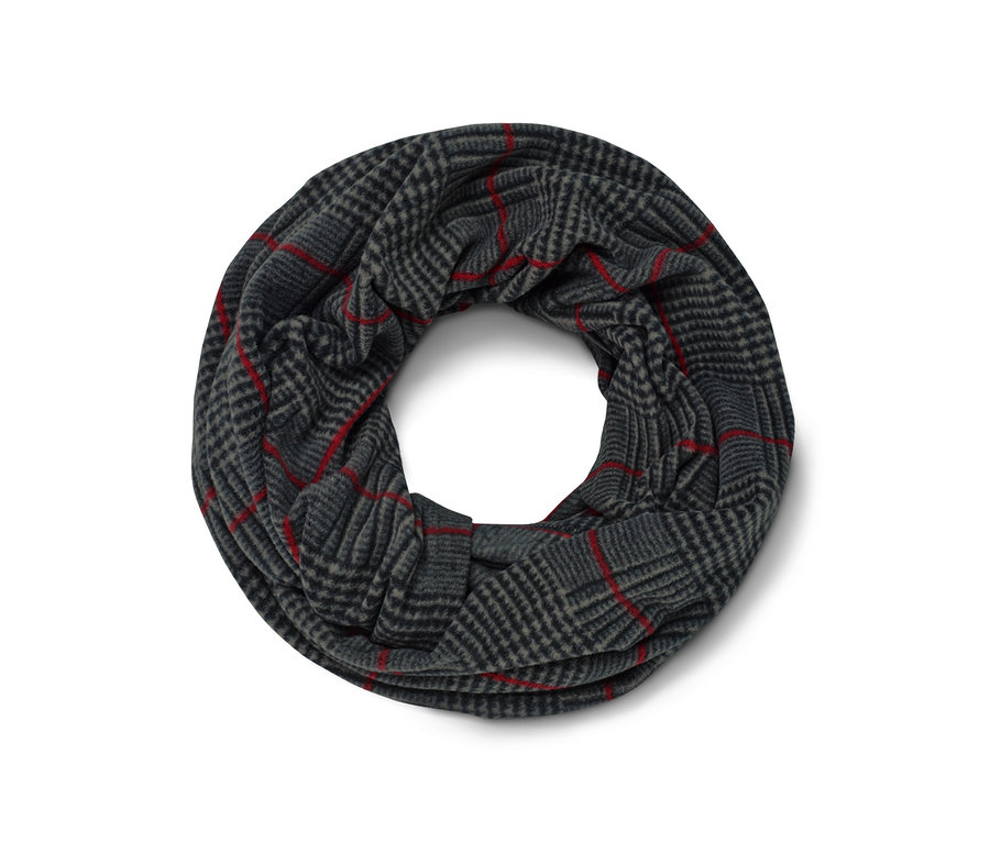Ein Fleece-Loop-Schal mit Karomuster.