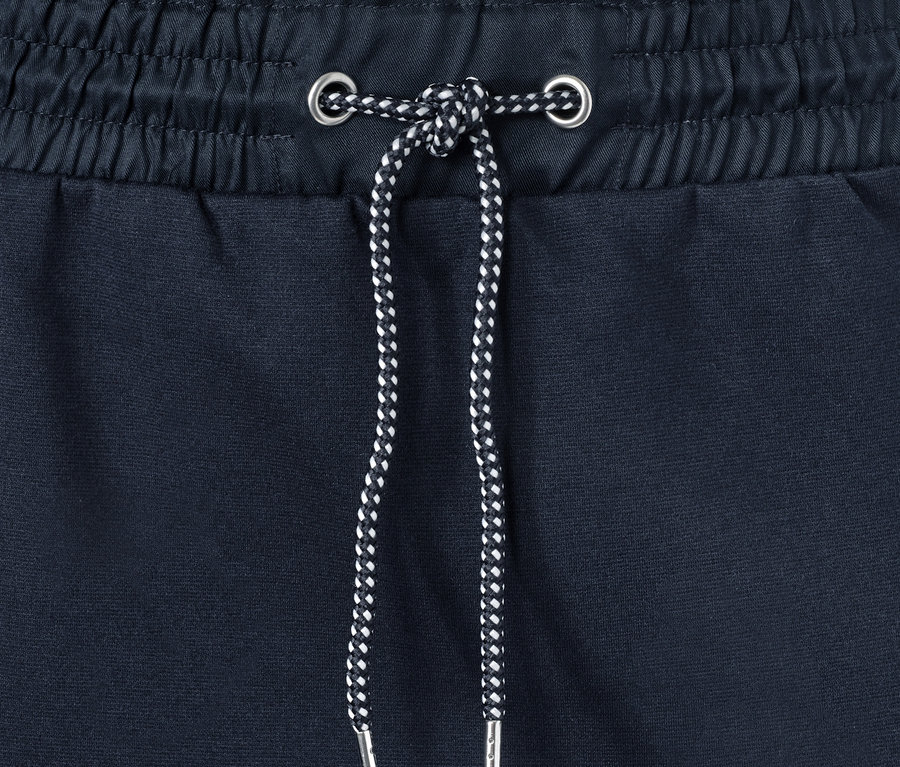 Detailansicht eines Sweatrocks mit Cargo-Taschen, Tunnelzug in der Taille.