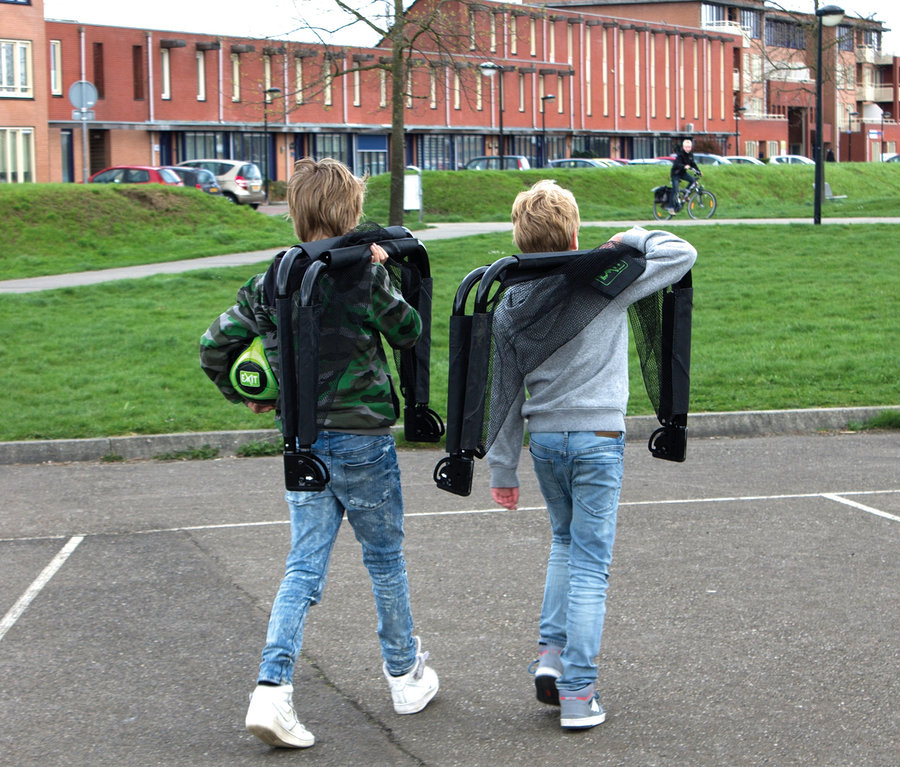 Zwei Jungen tragen 2 EXIT Mini-Fußballtore »Pico« auf ihren Rücken.
