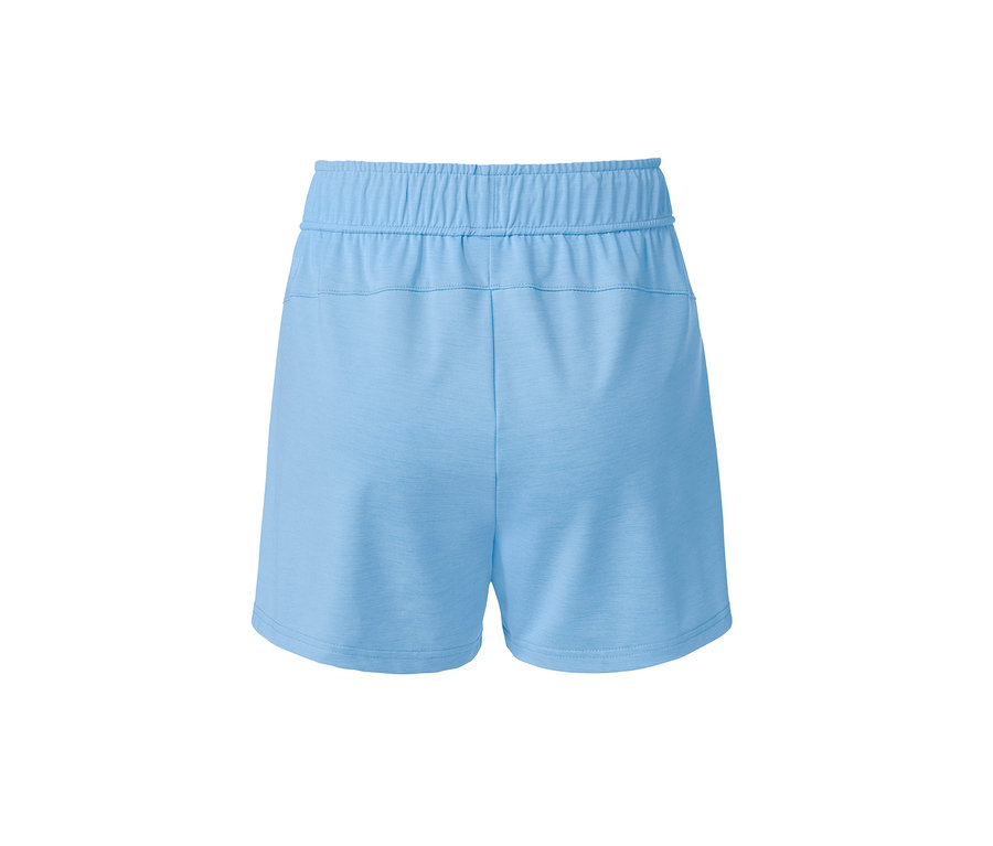 Hellblaue Funktionsshorts.