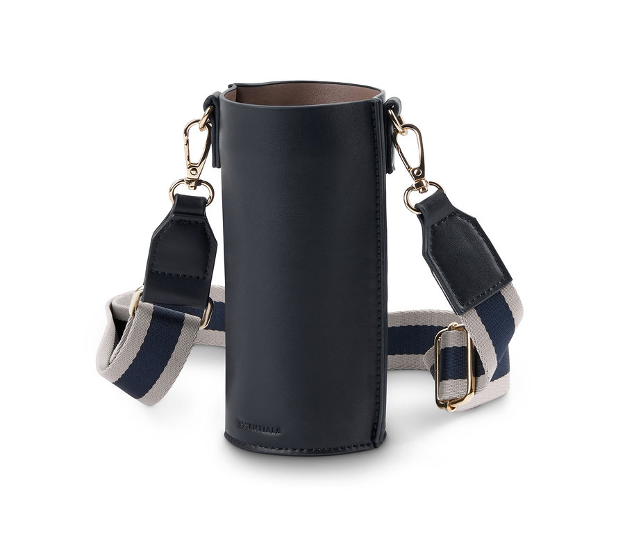 Eine schwarze Bottle-Bag mit einem gestreiften Gurt.