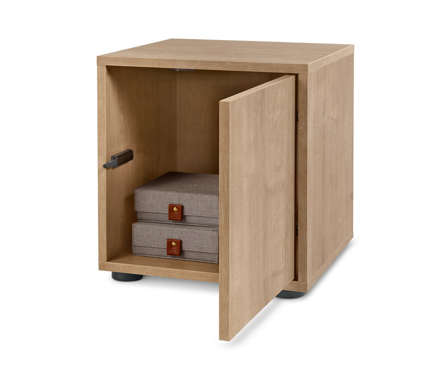 Ein »Flemming« Regalmodul, ca. 37,5 x 37,5 cm, mit Tür in Eichendekor, teilweise geöffnet, im Inneren zwei graue Aufbewahrungsboxen.