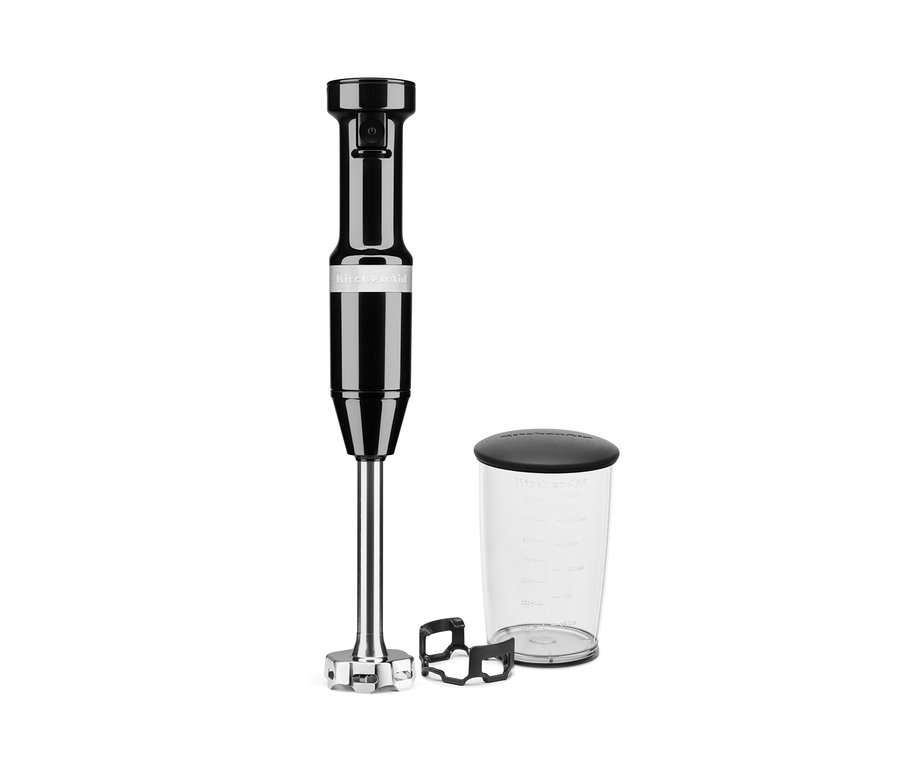 Ein schwarzer KitchenAid-Stabmixer »5KHBV53« mit Zubehör und Messbecher.