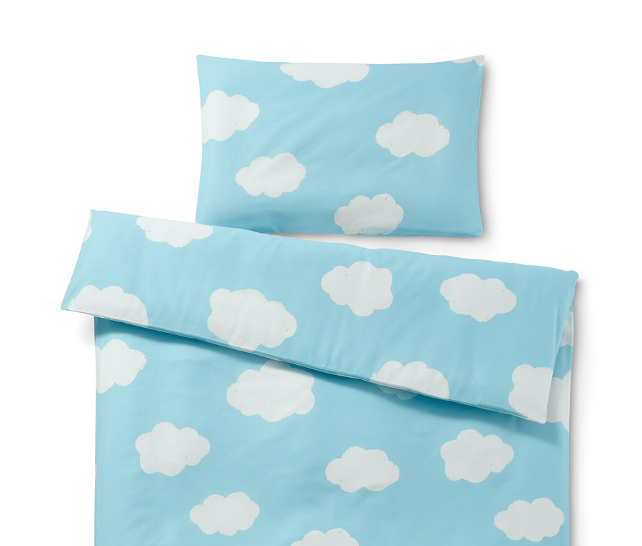 Baby-Bettwäsche mit weißen Wolken auf hellblauem Hintergrund.