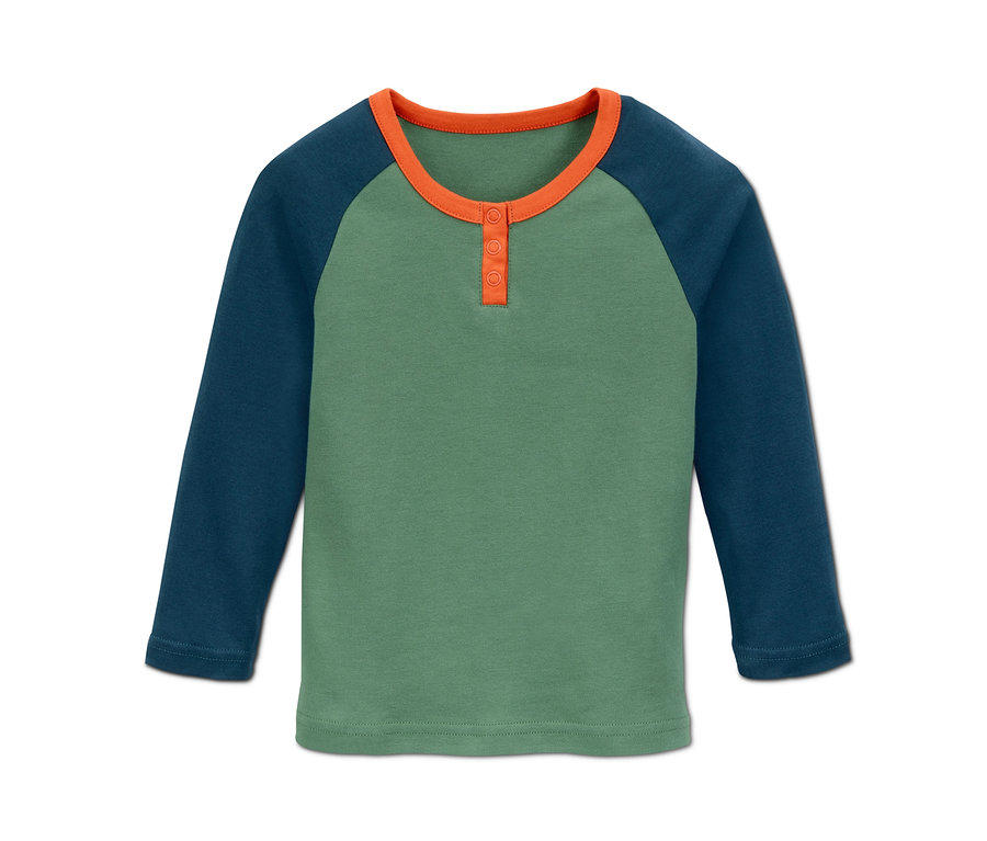Grünes Interlock-Langarmshirt mit blauen Raglanärmeln und orangefarbenem Halsausschnitt und Knöpfen.