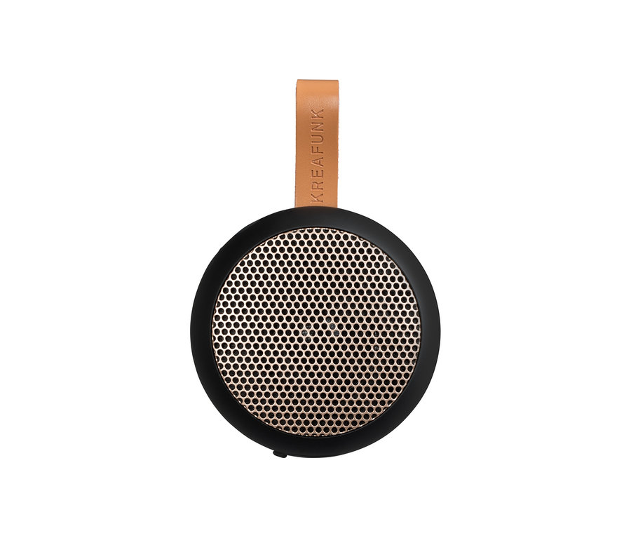 Schwarzer Kreafunk Bluetooth-Lautsprecher aGO mit brauner Lederschlaufe oben.
