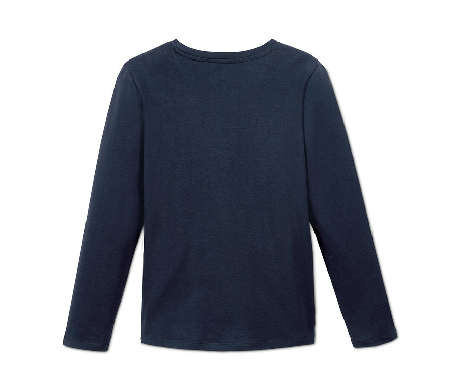Ein marineblaues Langarmshirt.