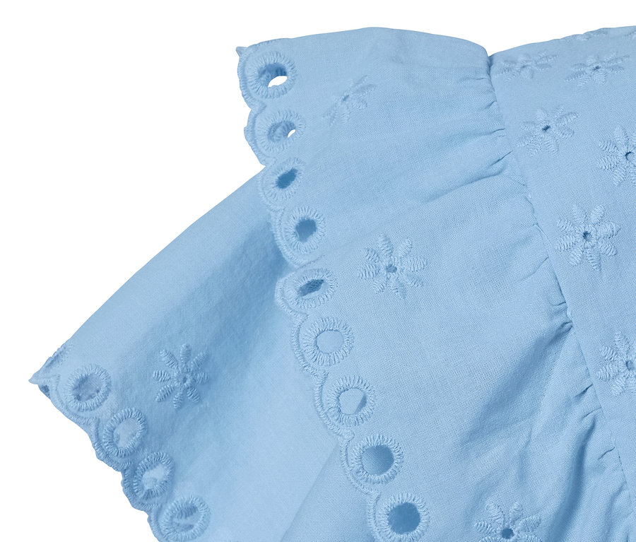 Detailansicht eines hellblauen Shirts mit Stickerei.