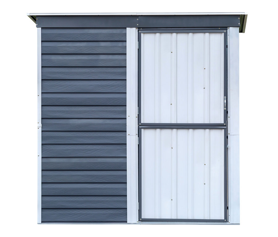 Detailansicht eines Metallgerätehauses mit grauer Holzstruktur auf der linken Seite und einer weißen Metalltür auf der rechten Seite.