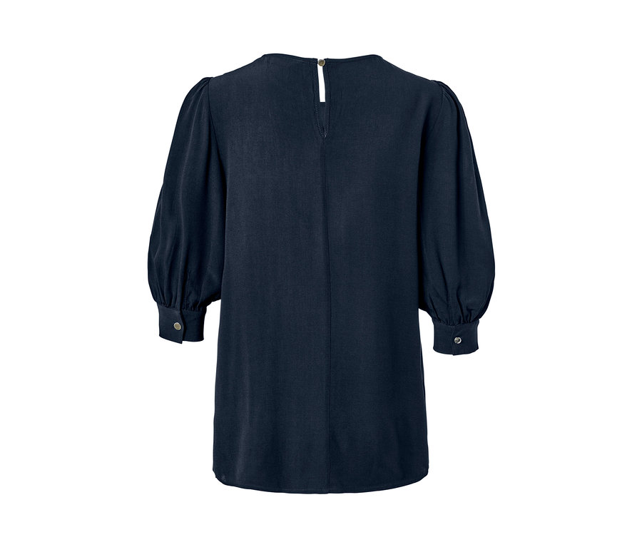 Detail einer blauen Bluse mit Puffärmeln.