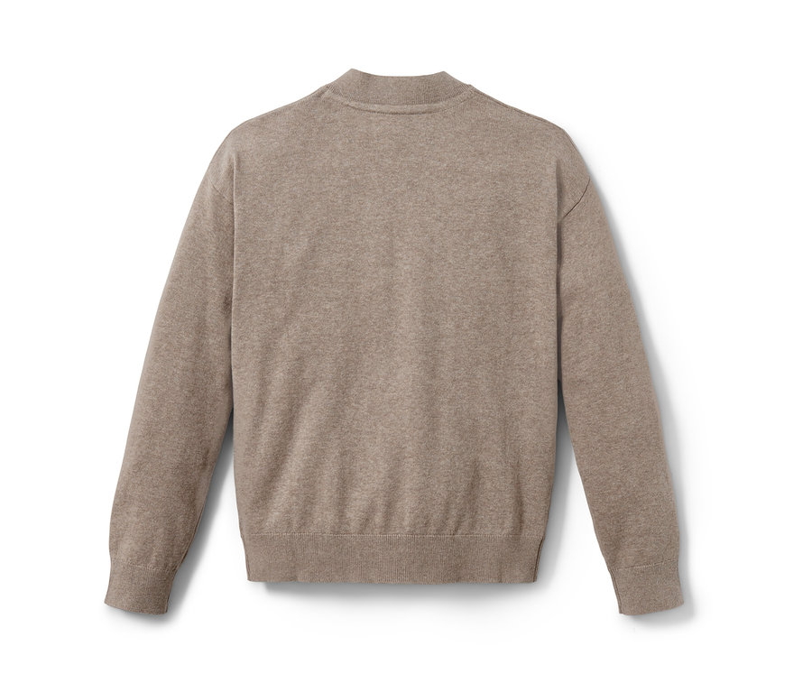 Eine braune Strickjacke liegt auf einem weißen Hintergrund.