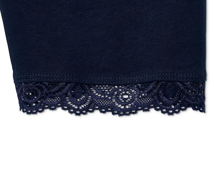Detailaufnahme einer blauen 3/4-Leggings mit Spitzenborte.