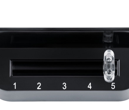 Detailansicht des schwarzen Steba-Doppelwaffeleisens WE 2 mit Knopf auf 5 eingestellt.