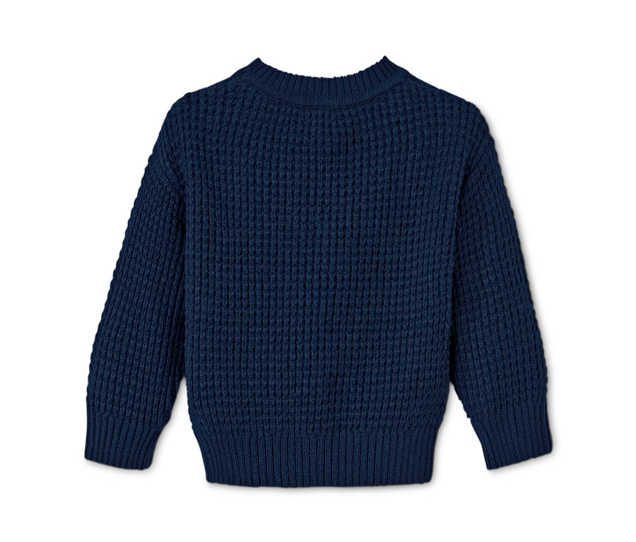 Blauer Strickpullover auf weißem Hintergrund.