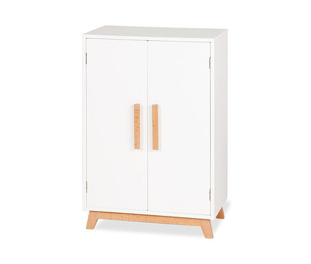Weißer Kinderschrank mit Flügeltüren und Holzgriffen. Pinolino Puppenschrank »Marit«