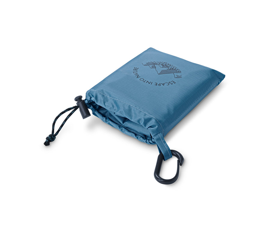 Zusammengefaltete blaue Mini-Picknickdecke mit Kordelzug.