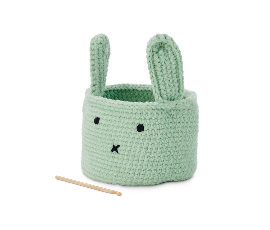 Gehäkelter hellgrüner Korb mit Ohren und Gesicht, DIY-Häkelset »Deko-Osterkorb«.