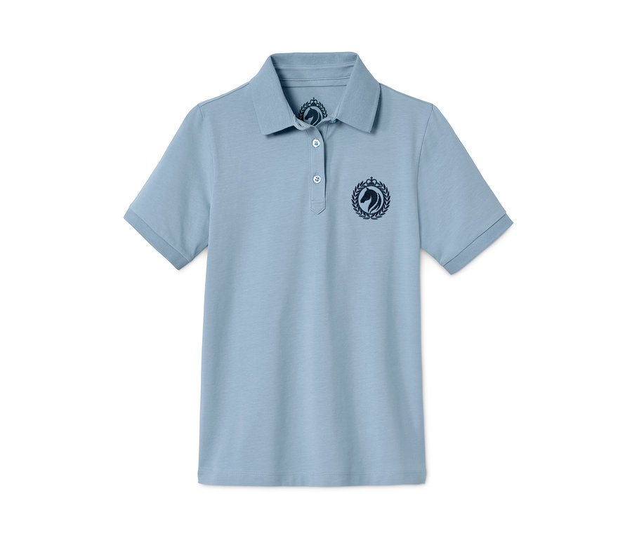 Hellblaues Poloshirt mit kurzen Ärmeln und dunkelblauem Pferde-Logo.