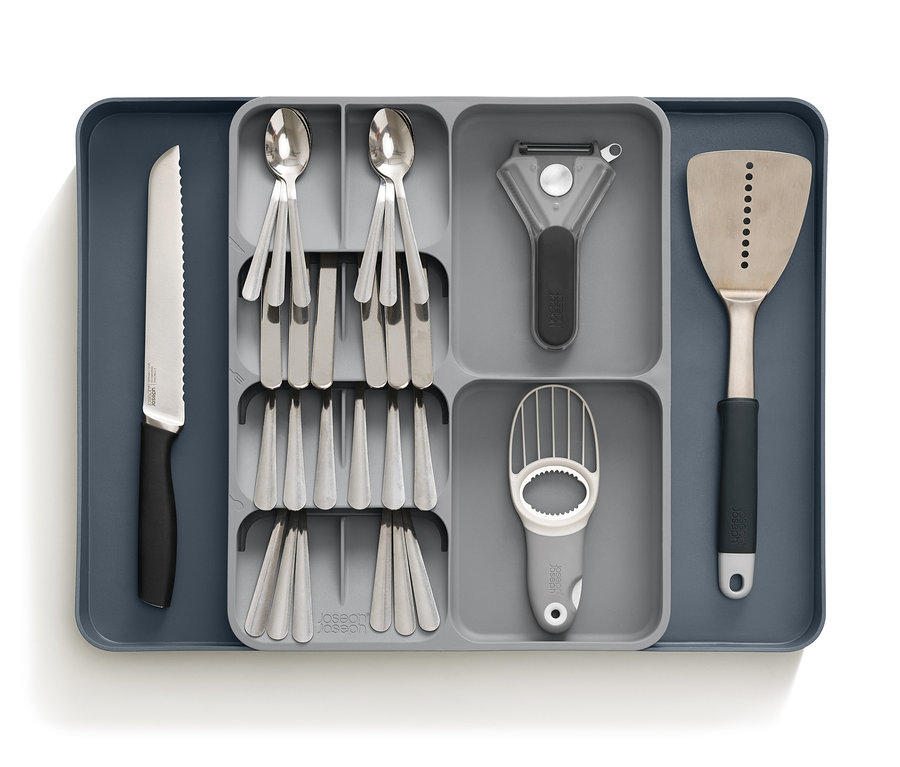 Edelstahlbesteck und Küchenutensilien in einem grauen Joseph Joseph Ausziehbaren Organizer »DrawerStore™«.