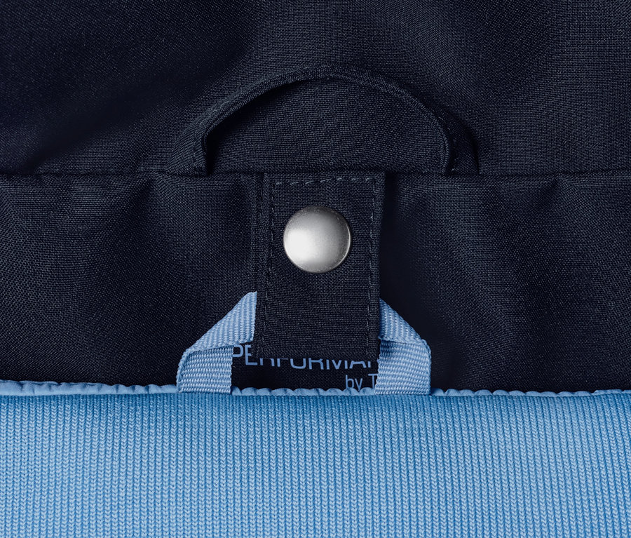 Detailansicht einer blauen 3-in-1-Outdoorjacke.