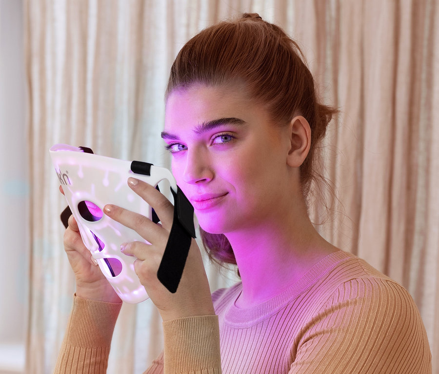Frau hält eine Silk'n LED-Gesichtsmaske 100 in ihren Händen.