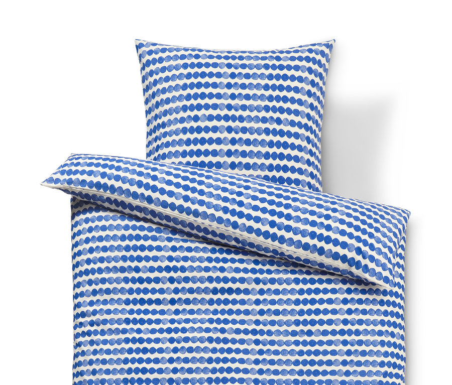 Ein blau-weißes Premium-Baumwoll-Bettwäsche-Set mit Tupfenmustern, in Doppel- und Normalgröße, liegt auf einem weißen Hintergrund.