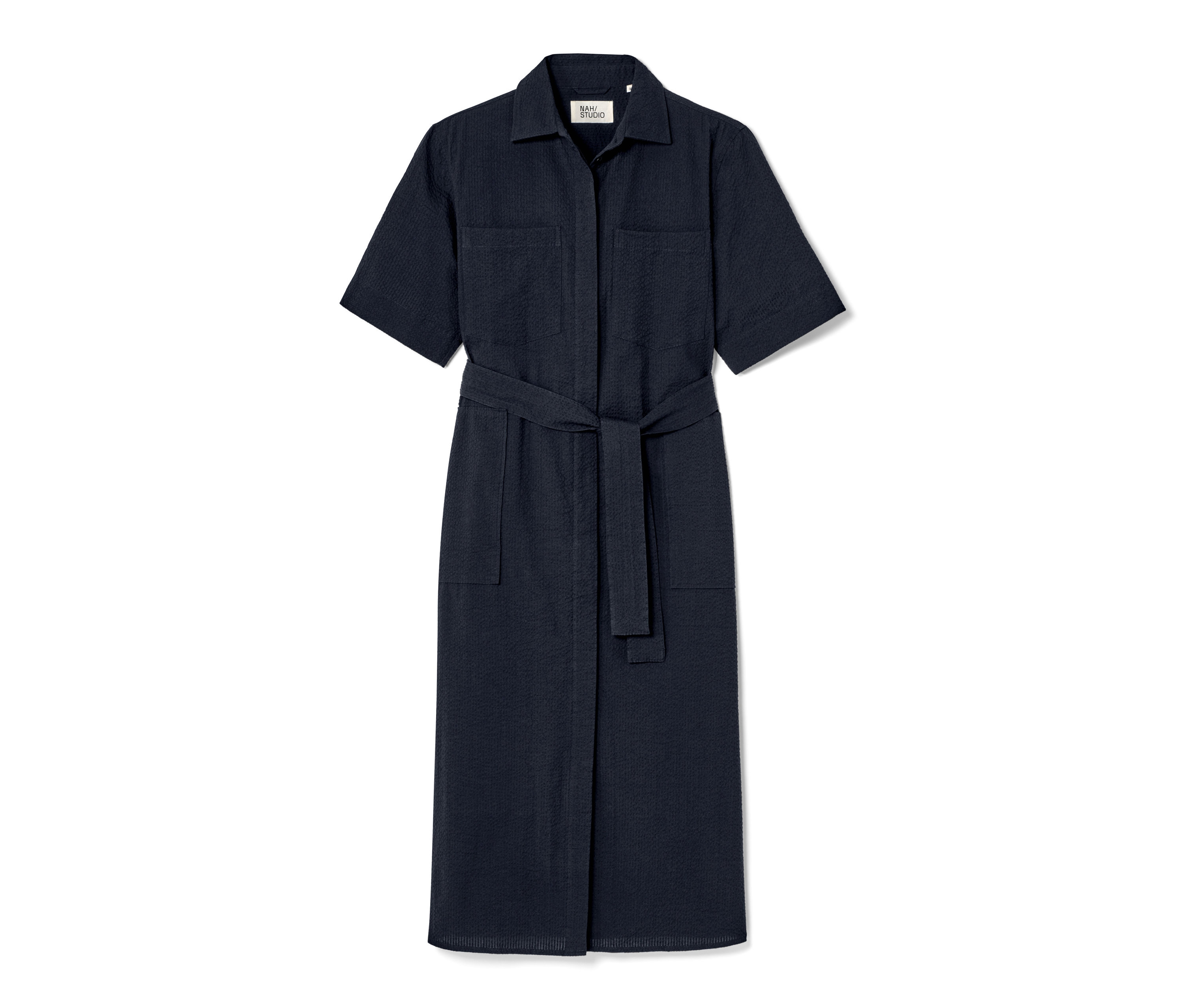 Marineblaues NAH/STUDIO Seersucker-Kleid aus Baumwolle mit kurzen Ärmeln, Kragen und Gürtel.