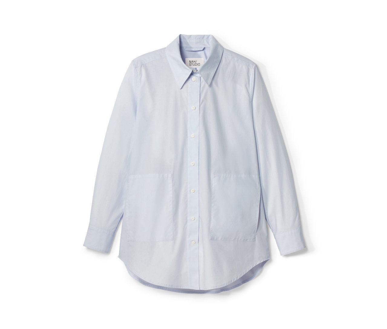 Blaues NAH/STUDIO Longbluse aus Bio-Baumwolle mit langen Ärmeln, Kragen und zwei Brusttaschen.