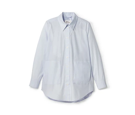 Blaues NAH/STUDIO Longbluse aus Bio-Baumwolle mit langen Ärmeln, Kragen und zwei Brusttaschen.