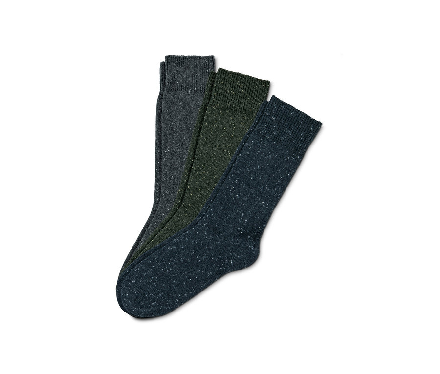 Drei Paar Socken in Grau, Grün und Blau.