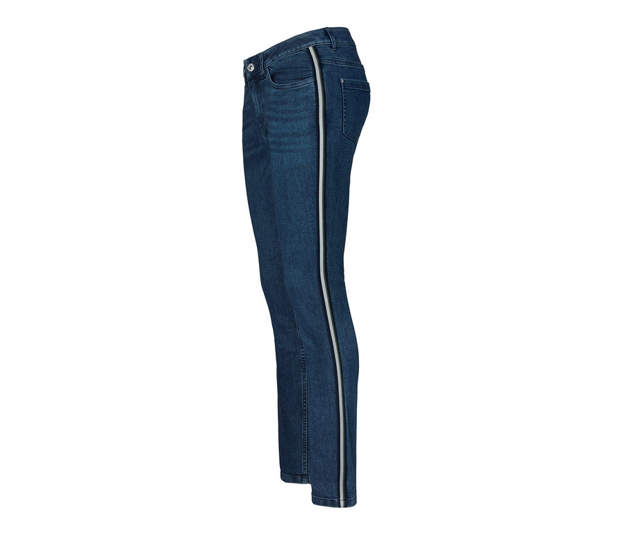 Blaue Jeans mit Galonstreifen.