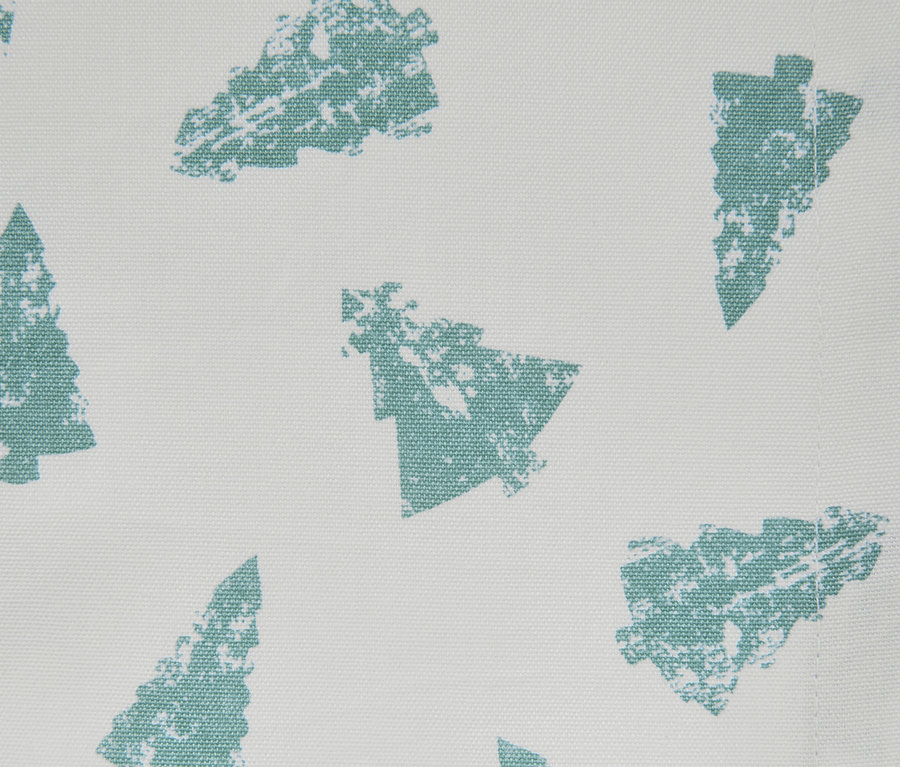 Tischläufer mit Tannenbaum Muster.