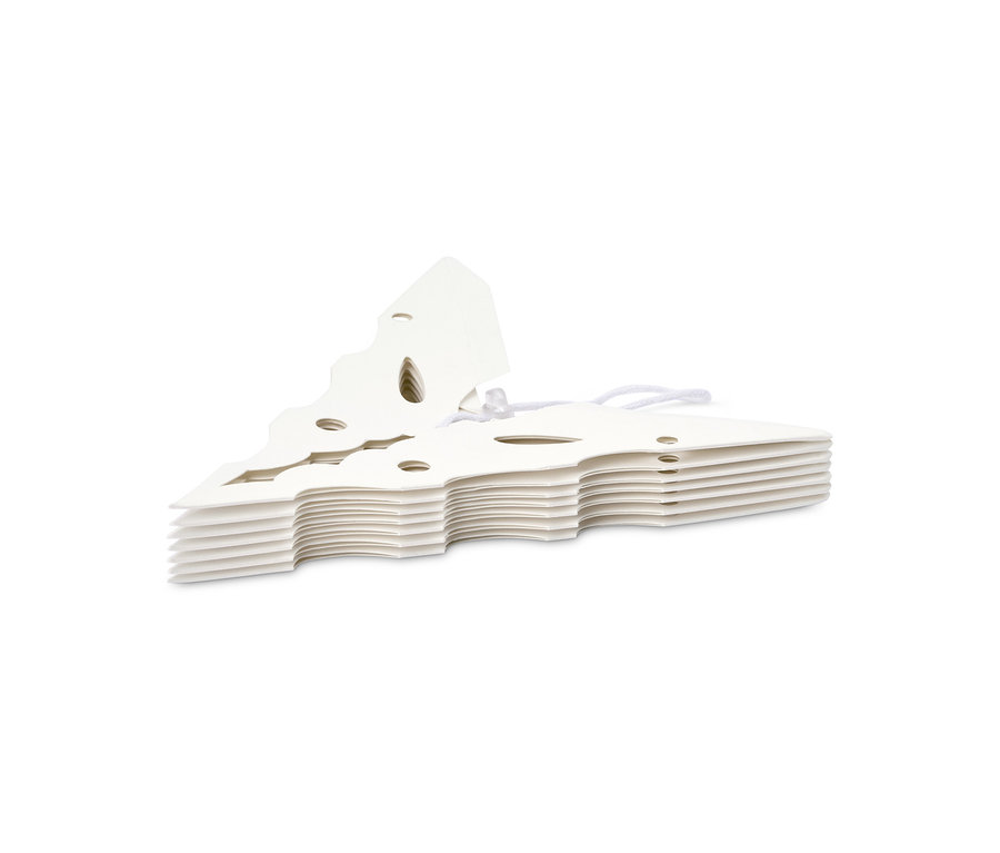 Stapel von weißen LED-Papiersternen mit Holzfuß.