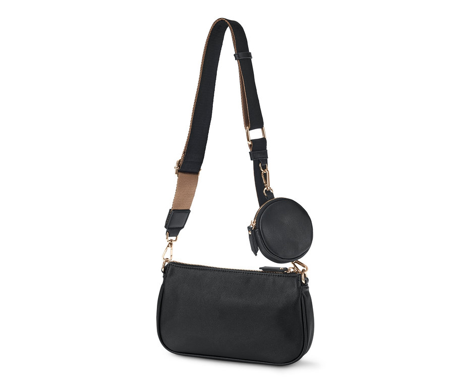 Schwarze Umhängetasche mit kleinem runden Münzfach am Riemen.