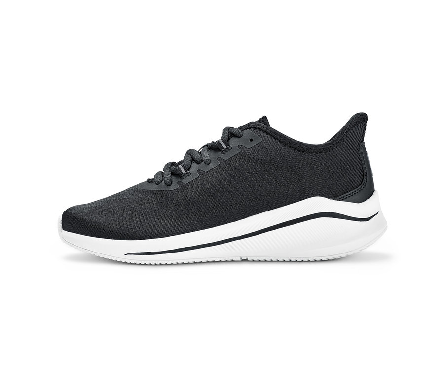 Detailaufnahme eines Sneakers mit schwarzem Obermaterial und weißer Sohle.