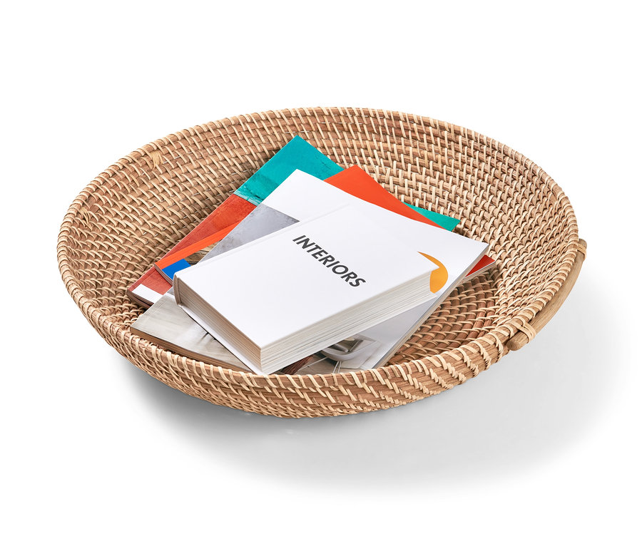 Bücher liegen in einem XXL-Rattan-Obstkorb.