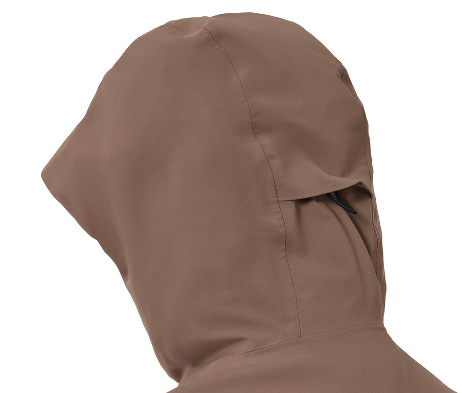 Detailansicht einer braunen Regen-Laufjacke mit Kapuze.