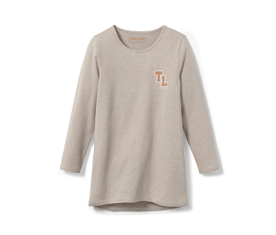Ein beiger Pyjama mit langen Ärmeln und einem "TL"-Logo.