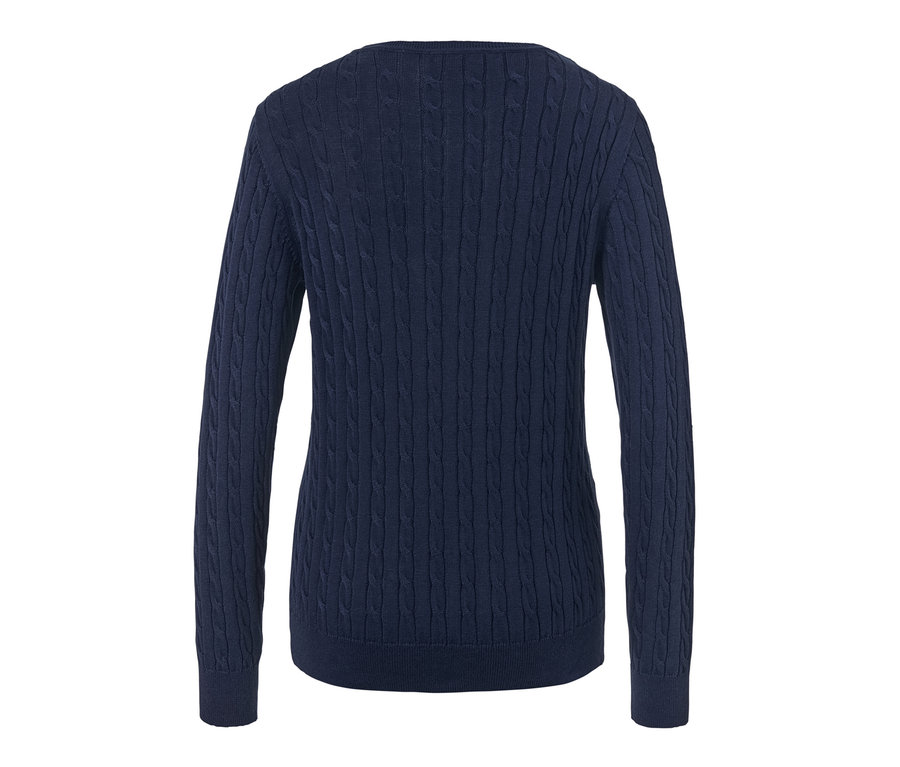 Dunkelblauer Zopfstrickpullover.