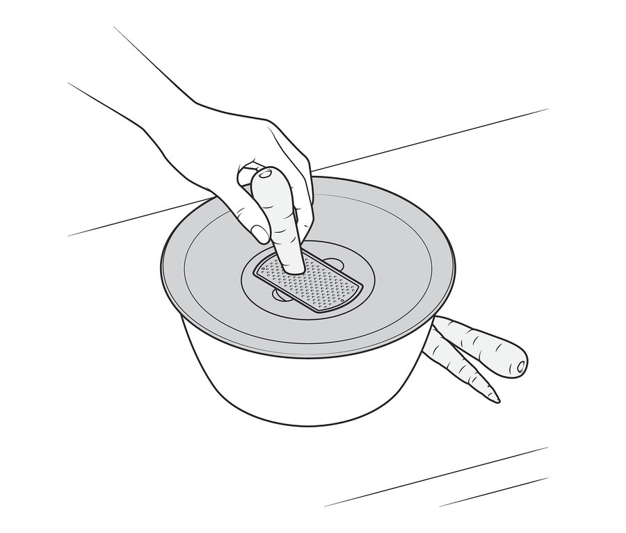 Eine Hand hält eine Karotte und reibt sie auf einem 3-in-1-Universaldeckel, der auf einer Schüssel liegt.