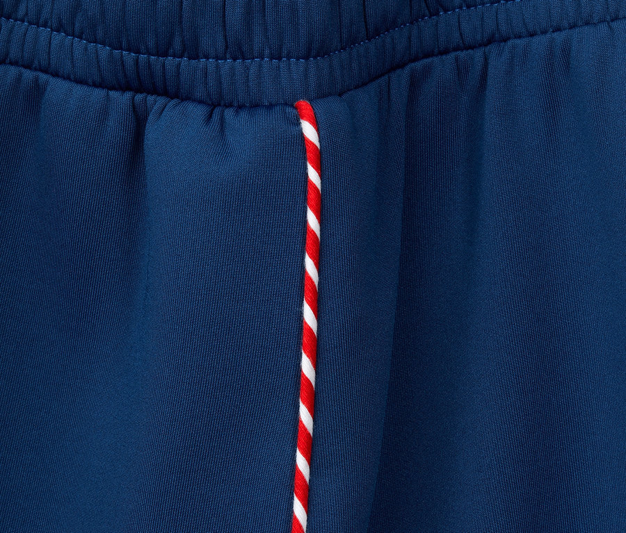 Detailansicht eines sportlichen Jerseyrocks mit rot-weißem Kordelzug.