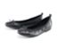 Zwei schwarze Leder-Ballerinas.